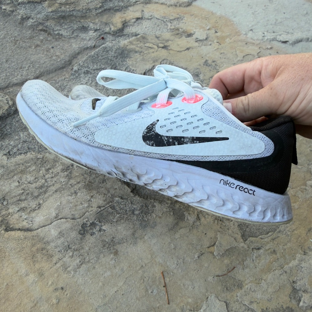 Nike Legend React Running Shoes Womens 6 White Black Pink Lightweight AA1626-008 - Picture 2 of 9